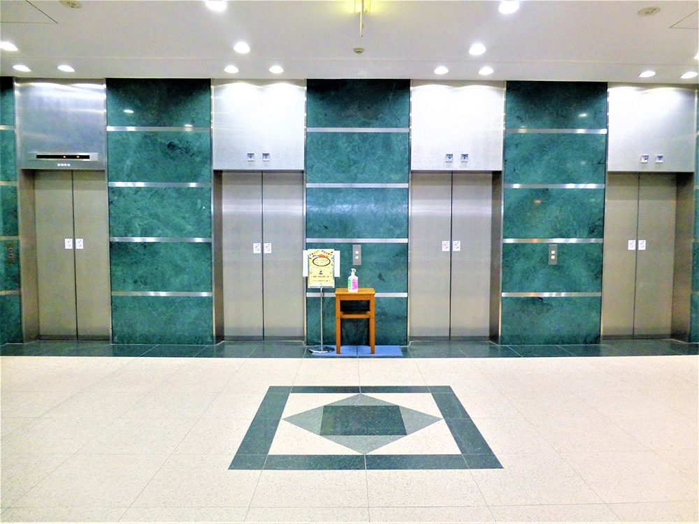 １階エレベーターフロア（５Fへ）